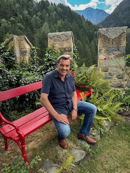 Willy auf Bank auf Schloss Garnstein